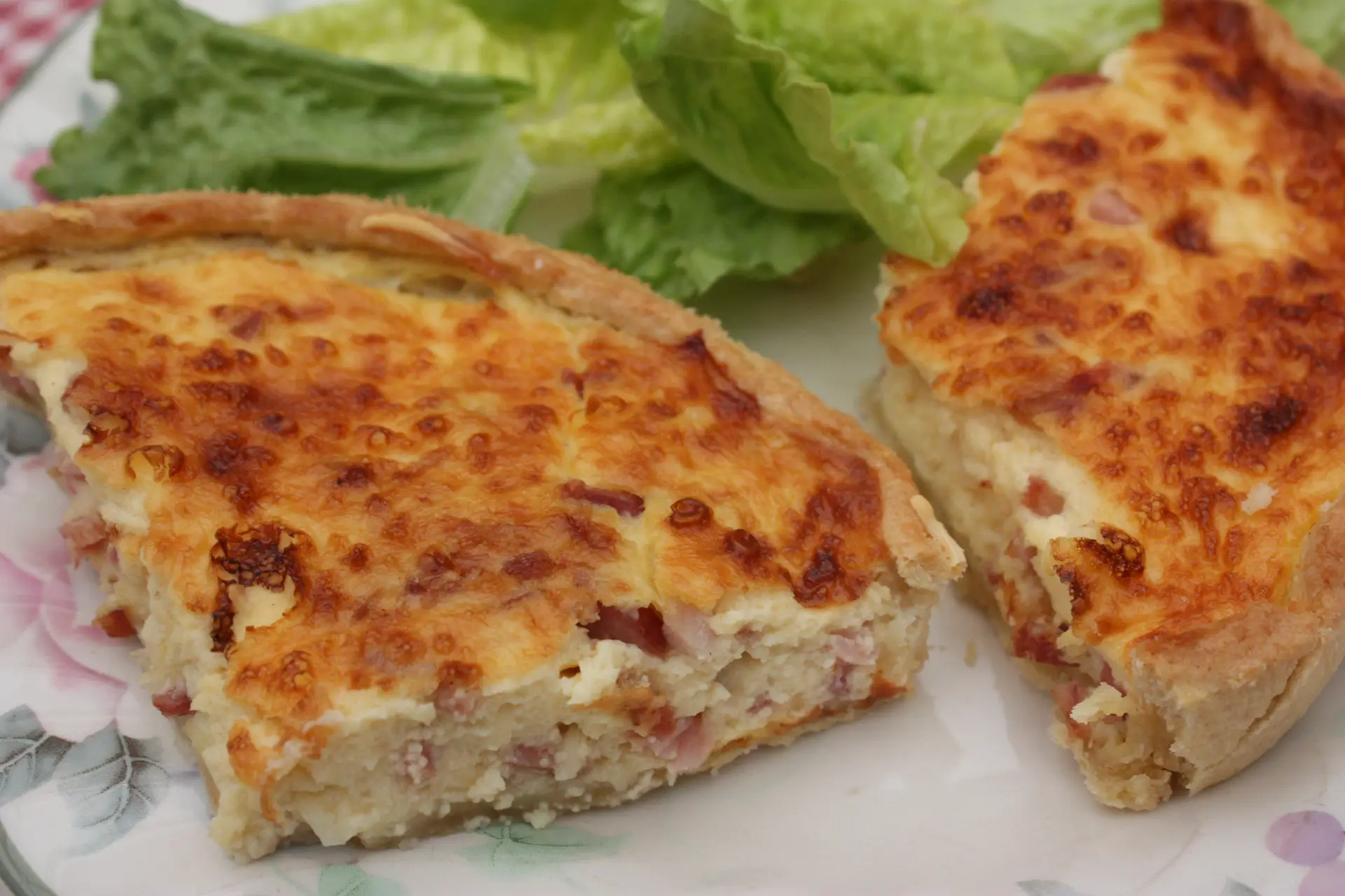Dve parčadi zapečene carske pite na tanjiru sa zelenom salatom