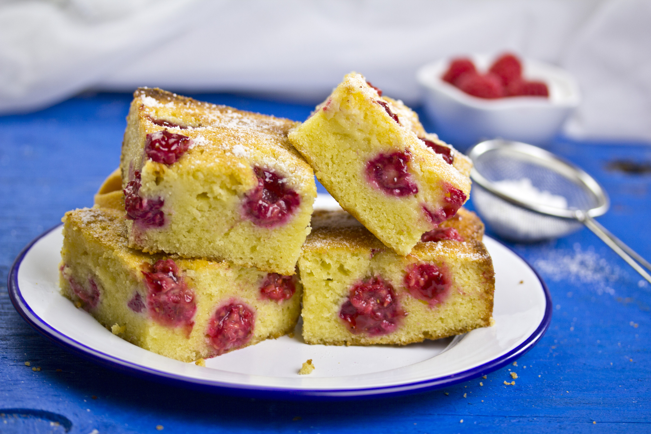 Kolač sa višnjama i grizom – jednostavan i sočan recept