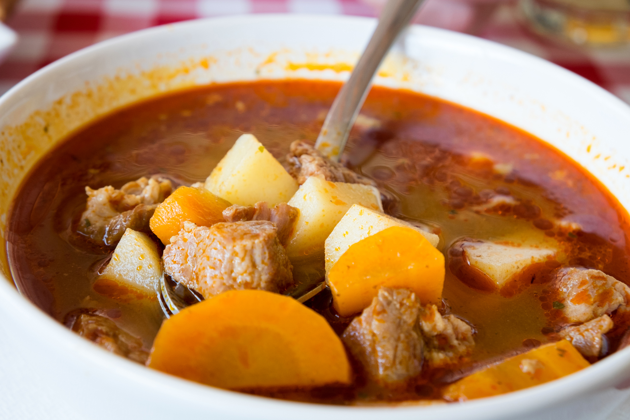 Svinjski gulaš recept – bogato jelo na kašiku
