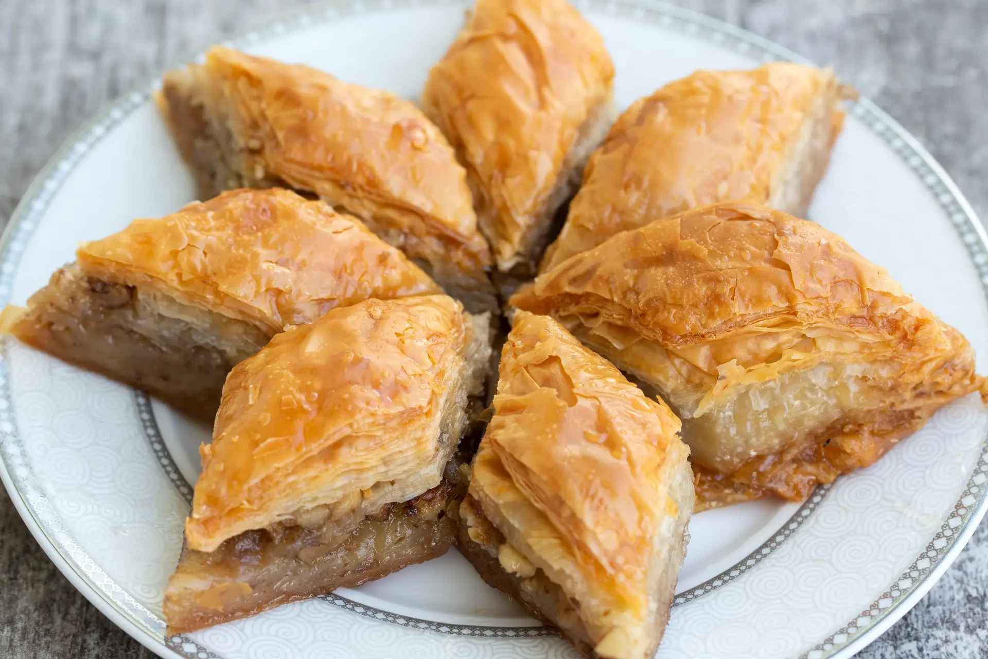 Baklava sa orasima na belom tanjiru