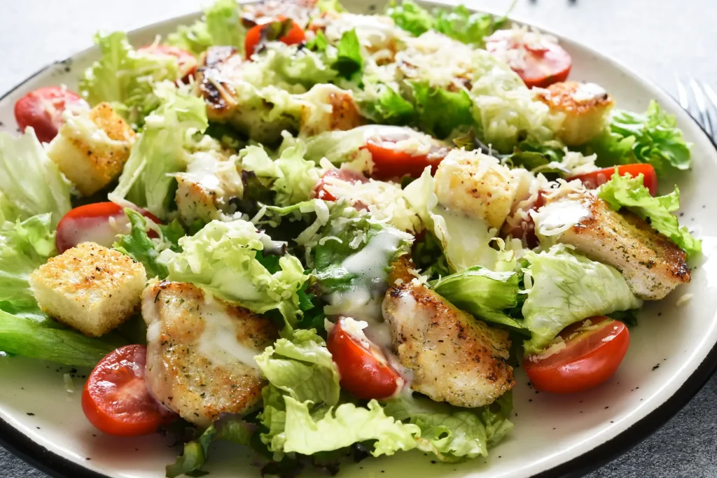 Cezar salata – klasična salata s piletinom i dresingom