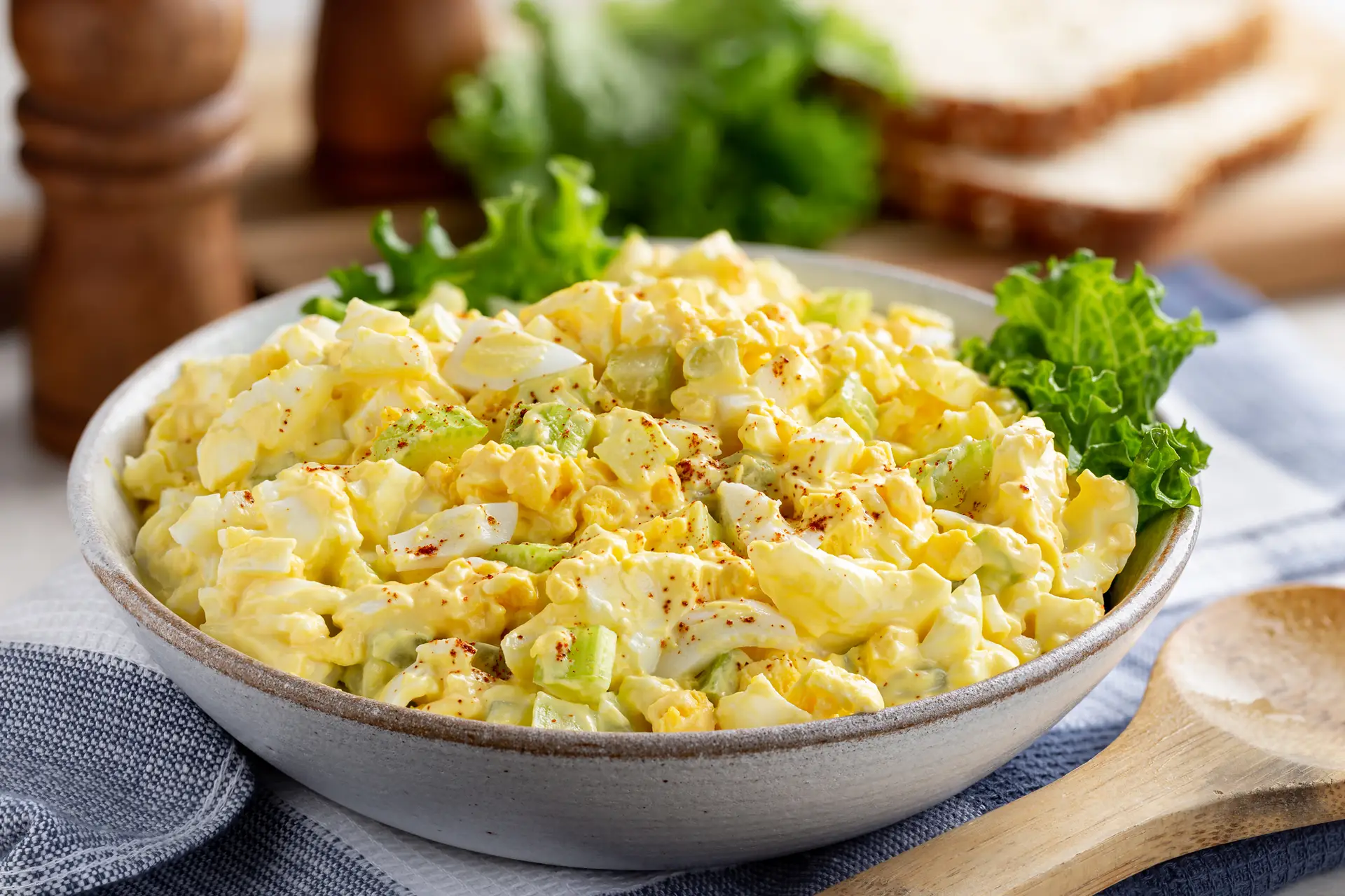 Zdelа sa salatom od kuvanih jaja i zelene salate