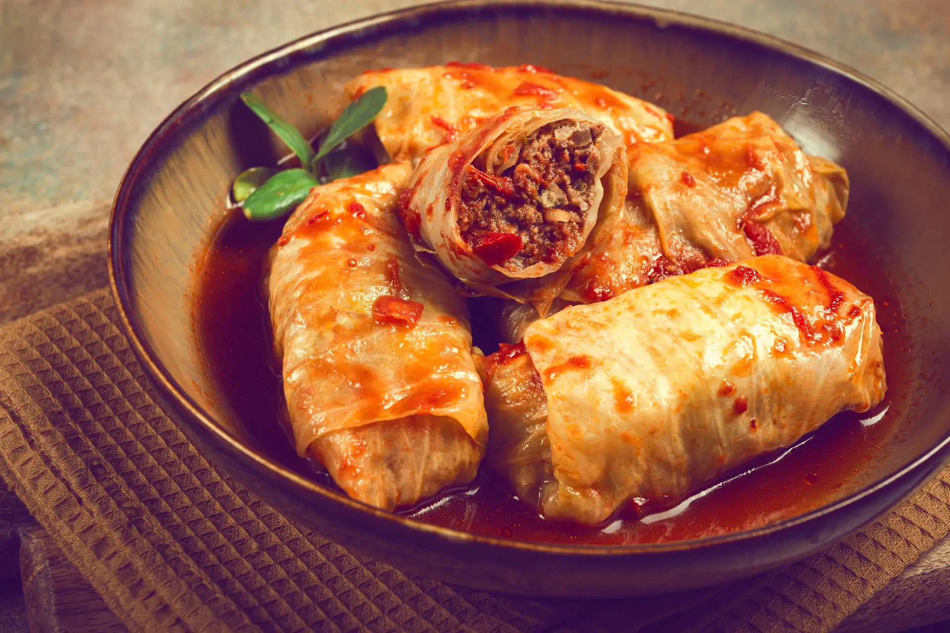 Sarma u činiji sa paradajz sosom