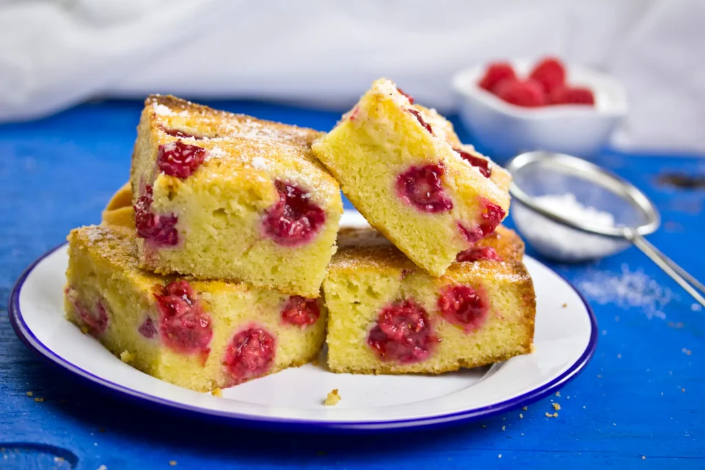Kolač sa višnjama i grizom – jednostavan i sočan recept