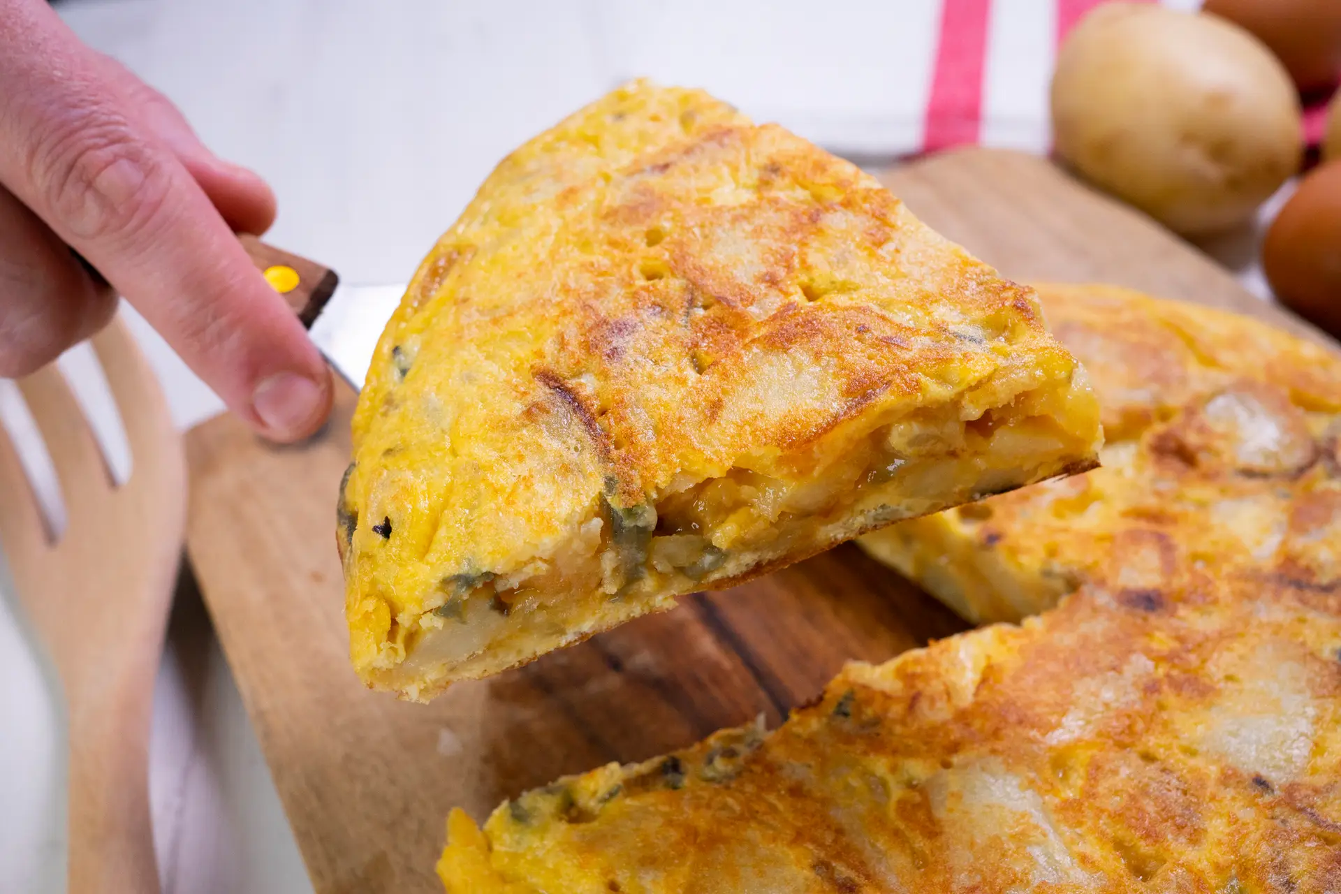 Komad zlatne španske pite na dasci